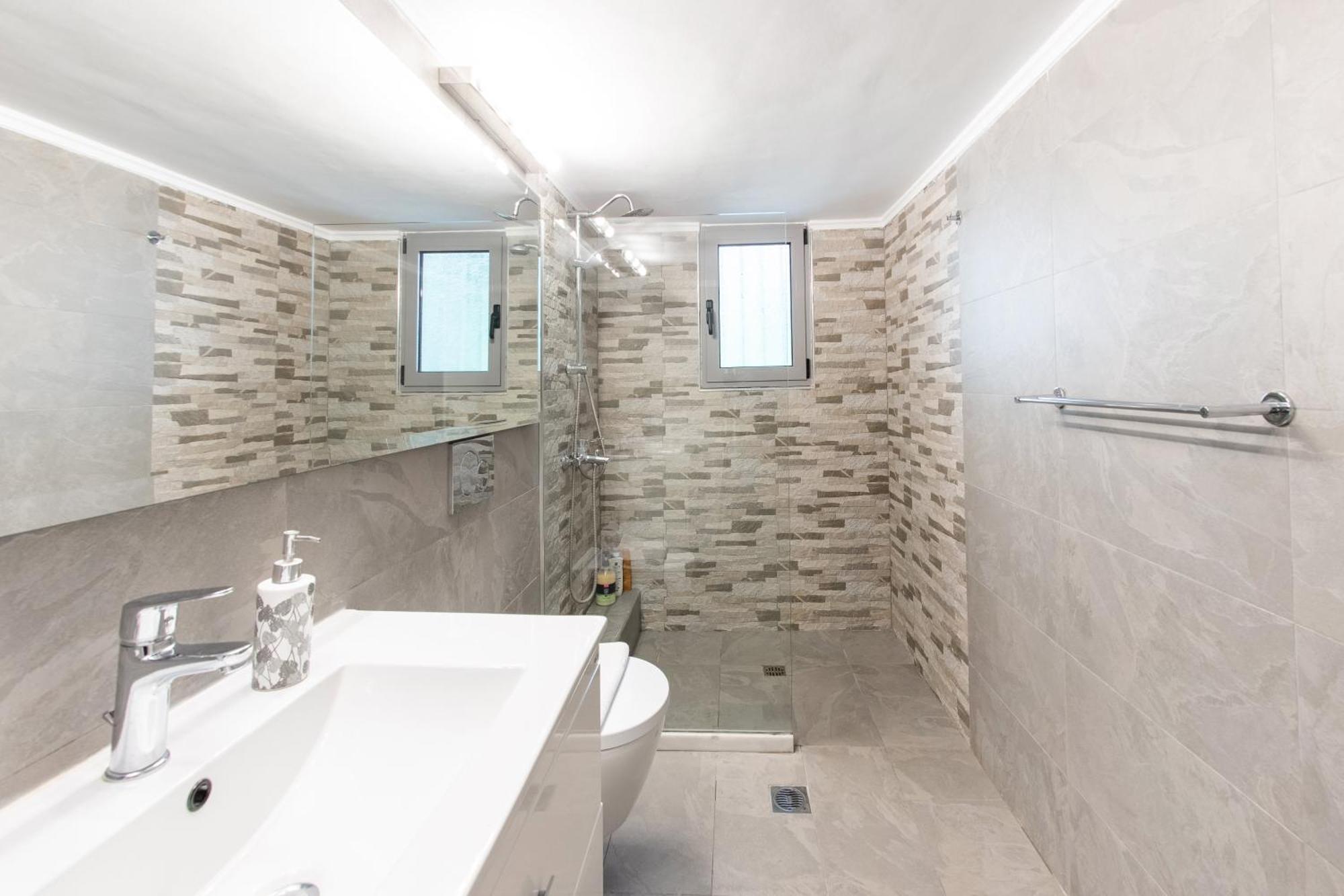 Ferienwohnung Charming & Authentic Gem - Walk To Port & Shops! Patras Exterior foto